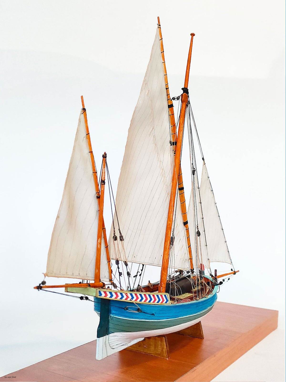 Image of GPM Lautello Sailboat Card Model Kit 1:96, showcasing the detailed replica of the historic sailboat ready for assembly